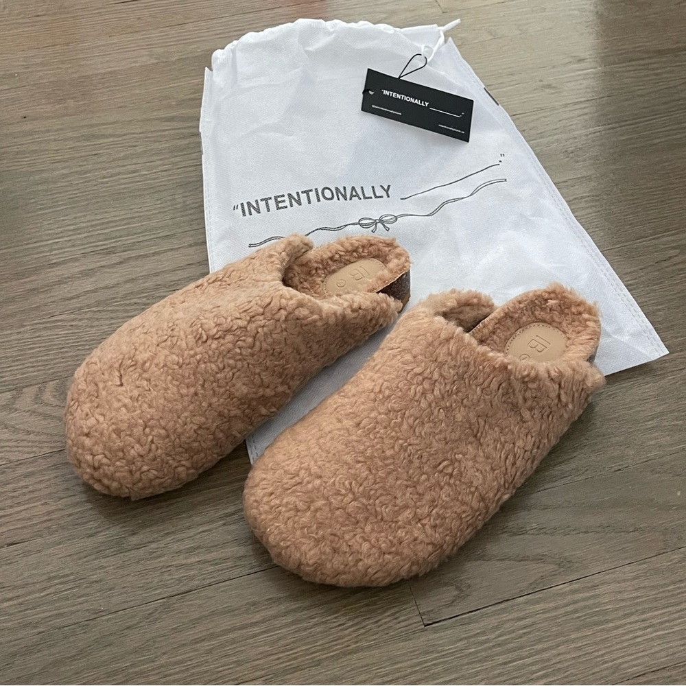 NWT INTENTIONALLY BLANK Women's Apres Tan Slippers Size 7